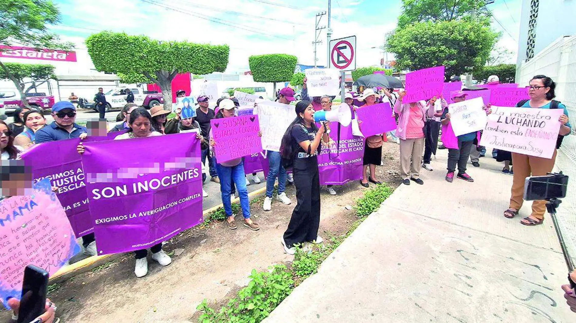 Familiares, amigos y profesores de Susana N, la mujer, quien junto con su madre, hermano y tío fueron acusados y detenidos por secuestro